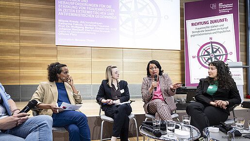 Das Foto zeigt die Teilnehmenden der Podiumsdiskussion auf der 19. Frauenpolitische Fachtagung der dbb bundesfrauenvertretung.