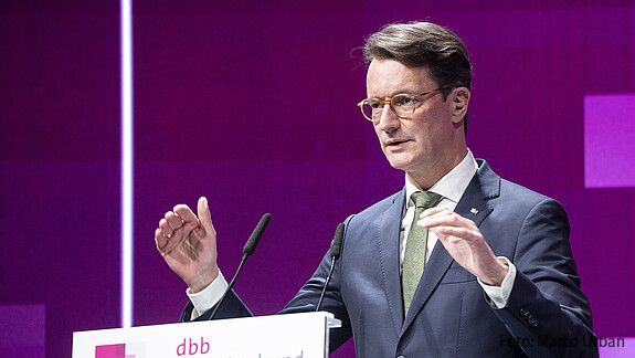 Das Foto zeigt NRW-Ministerpräsident Hendrik Wüst auf der dbb Jahrestagung 2026.