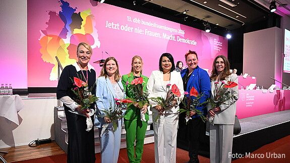 Gruppenbild von sechs Frauen mit Blumensträußen