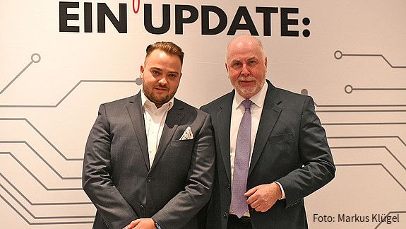 Der neue dbb jugend Chef Matthäus Fandrejewski mit dem dbb Bundesvorsitzenden Ulrich Silberbach, der dem 32-Jährigen zur Wahl gratulierte. 