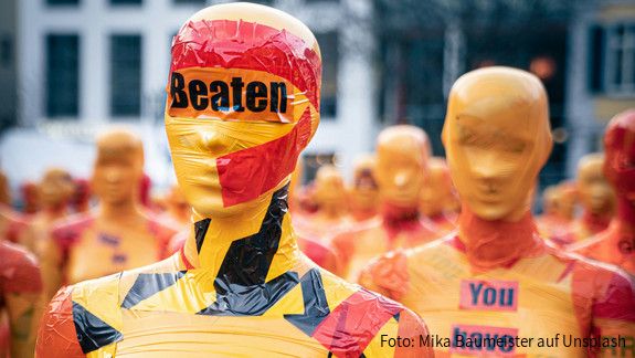 Bekämpfung von Gewalt gegen Frauen  Frauenfiguren bei einer Demonstration gegen Gewalt gegen Frauen