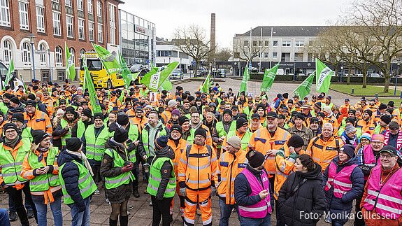 Das Foto zeigt Beschäftigte der Autobahn GmbH auf einer Demonstration in Krefeld am 18. Februar 2026.