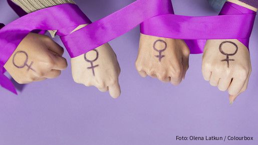 Vier Frauenhände mit einem aufgemalten Frauen-Symbol, ein violettes Band ist um die Handgelenke gelegt