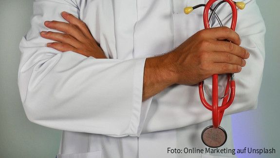 Arzt mit Stethoskop Arzt mit Stethoskop