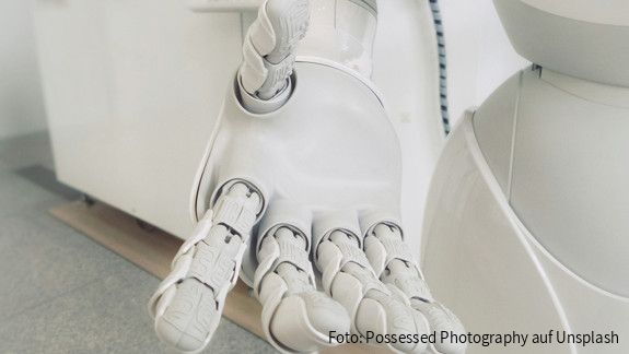 Nahaufnahme einer weißen Roboterhand