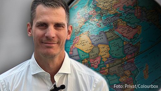 Foto zum Thema "Wie wird man Diplomat?": Zu sehen ist ein Porträt von Clemens, der als Diplomat arbeitet, mit einem Globus im Hintergrund.