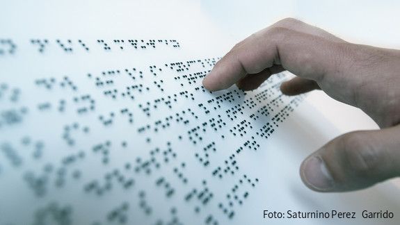 Bessere Arbeitsmarktintegration für Menschen mit Behinderungen Hand auf Blindenschrift