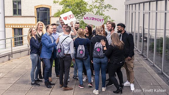 Einige Teilnehmer der dbb jugend stehen in einer Gruppe beisammen. 