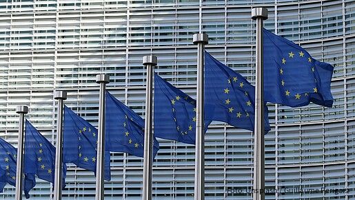 Das Foto zeigt eine Reihe Europa-Flaggen an Fahnenmasten