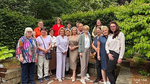 Foto einer Gruppe Frauen im Grünen