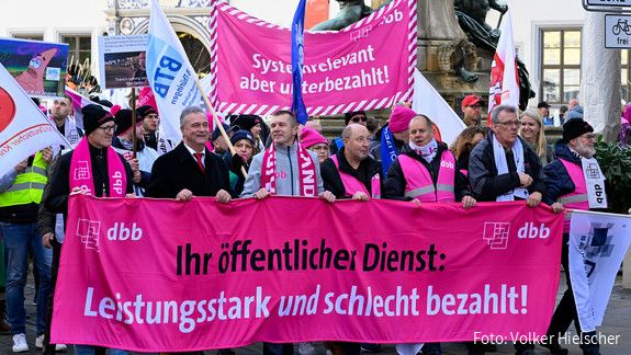 Einkommensrunde 2023 mit der TdL: Demo in Erfurt Einkommensrunde 2023 mit der TdL: Demo in Erfurt