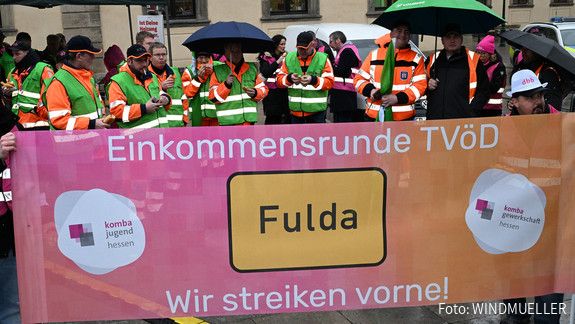 „Kopf aus dem Sand und den öffentlichen Dienst nachhaltig stärken“ - Demo in Fulda Das Foto zeigt die Demo in Fulda am 26.2.2025 anlässlich der Einkommensrunde.