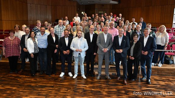 Gruppenfoto von etwa 80 Menschen in einem Hörsaal