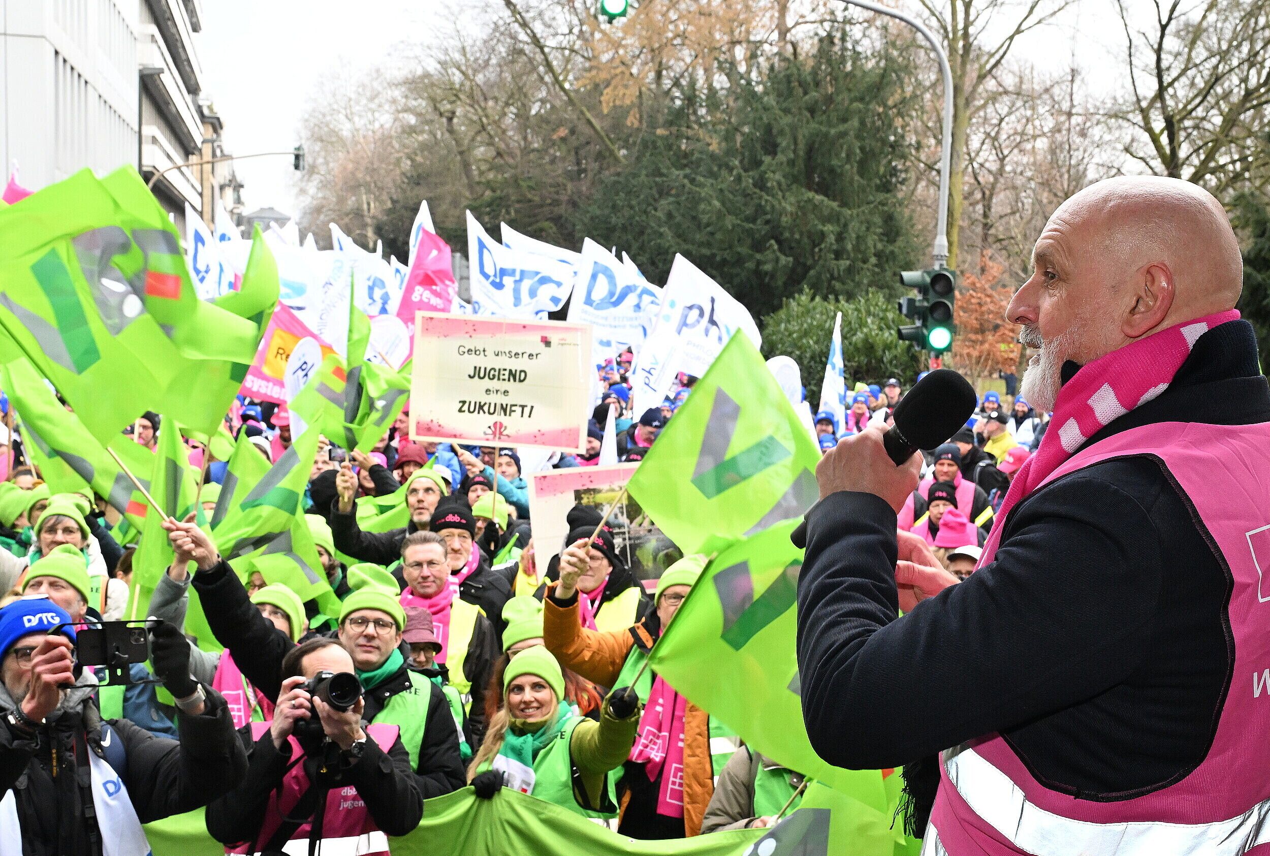 Über 16.000 demonstrieren in Düsseldorf – Geyer mahnt Länder: „Der Countdown läuft!“