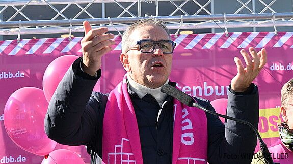 Öffentlicher Dienst in Hessen: Beschäftigte demonstrieren in Fulda Das Foto zeigt Beschäftigte des öffentlichen Dienstes, die am 3. März 2026 in Fulda demonstrieren.