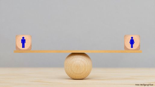 Gleichberechtigung, Mann, Frau, Gleichstellung, gender, Geschlecht, männlich, weiblich, gleiche Rechte, Diskriminierung, Gleichstellung, Geschäft, business, Gerechtigkeit, Geschäftsmann, Geschäftsfrau, Frauenquote, Quotenfrau, Recht, Gesetz, Gleichheit, Kultur, Gesellschaft, transgender, sozial, Arbeit, Job, Position, Kooperation, Fairness, Vorstand, Aufsichtsrat, Geschäftsleitung, Quote, Beruf, Arbeitsplatz, Karriere, Emanzipation, Unterdrückung, Symbol, Würfel, zeichen, Paragraf, Symbolbild, Konzept, abstrakt