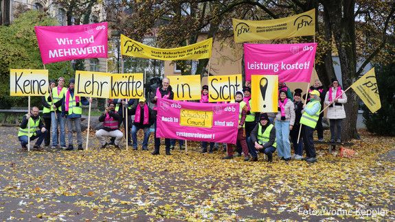 Einkommensrunde, Tarifverhandlungen, öffentlicher Dienst, Lehrer, Bildung, Schule, Gymnasium, Realschule, Erziehung, Kinder, Jugendliche, Lehrkräfte, Schwäbisch-Gmünd, Baden-Württemberg, Beamte, Gewerkschaft, Entgelt, Einkommen, Bezahlung, Lohn, Finanzminister, Staat, Deutschland, Arbeitnehmer, Grippe, Corona, Fachkräftemangel, Personal, Personalmangel