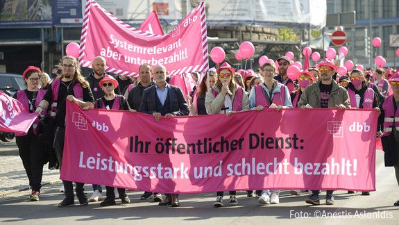 Sozial- und Erziehungsdienst: Demo in Nürnberg 04.05.2022, Jahr > 2022, Ort > Europa > Deutschland > Bayern > Nürnberg, Sozial- und Erziehungsdienst, Organisation > Gewerkschaft/Berufsverband > komba