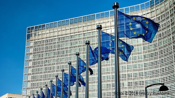 EU-Flaggen vor dem Sitz der Europäische Kommission