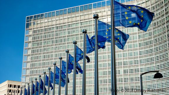EU-Flaggen vor dem Sitz der Europäische Kommission