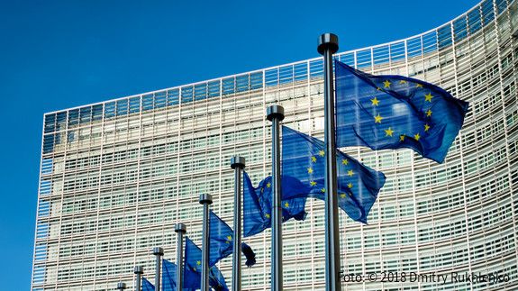 EU-Flaggen vor dem Sitz der Europäische Kommission