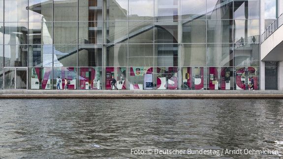 Ausstellung, Verfassung, Präsentation, Geschichte, Fassade, Glas, Spree, Spreeufer, Ufer, Fluss, Parlamentsgebäude, Spiegelung