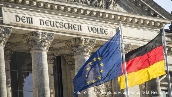 Flaggen wehen vor dem Reichstagsgebäude in Berlin