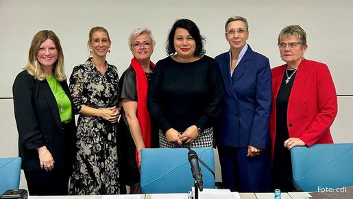 Das Gruppenfoto zeigt die Geschäftsführung der dbb frauen: Synnöve Nüchter, Tanja Küsgens, Sabine Schuhmann, Milanie Kreutz, Michaela Neersen und Elke Janßen.
