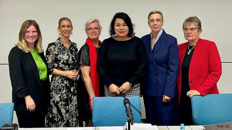 Das Gruppenfoto zeigt die Geschäftsführung der dbb frauen: Synnöve Nüchter, Tanja Küsgens, Sabine Schuhmann, Milanie Kreutz, Michaela Neersen und Elke Janßen.