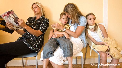 Mutter mit Kindern in Wartezimmer