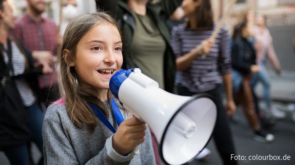 U18-Bundestagswahl: Junge Menschen wollen mitbestimmen Ein Mädchen spricht auf einer Demonstration in ein Megafon