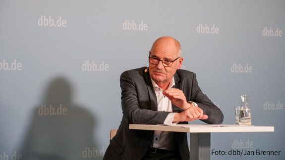 dbb forum ÖFFENTLICHER DIENST digital: Corona-Pandemie und Dienstunfall – was bedeutet das?