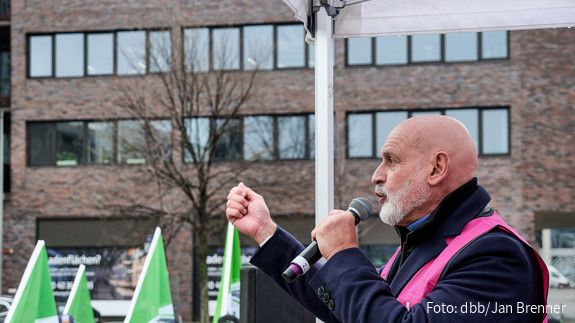 Das Foto zeigt die Demonstration der Beschäftigten der Autobahn GmbH in Berlin.