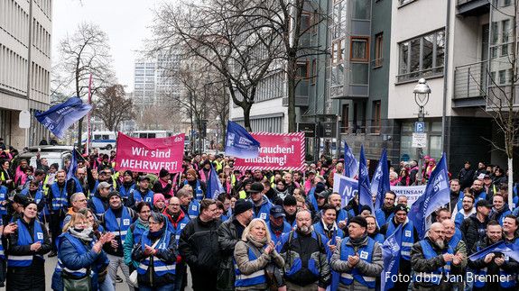 Menschen in blauen Warnwesten demonstrieren in Berlin.