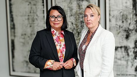 Das Foto zeigt Milanie Kreutz und Sandra Schäfer.