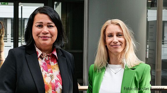 Gesetz beschlossen! Jetzt zählt, was die Politik daraus macht Das Foto zeigt Milanie Kreutz, Vorsitzende der dbb bundesfrauenvertretung und stellvertretende dbb Bundesvorsitzende, und ihre Stellvertreterin Tanja Küsgens.