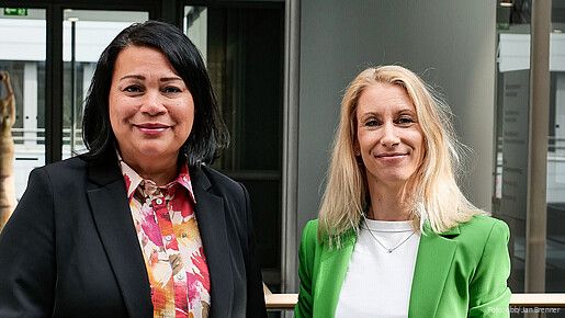 Das Foto zeigt Milanie Kreutz, Vorsitzende der dbb bundesfrauenvertretung und stellvertretende dbb Bundesvorsitzende, und ihre Stellvertreterin Tanja Küsgens.