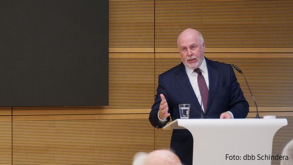 Ulrich Silberbach spricht auf der 50-Jahres-Feier des vhw