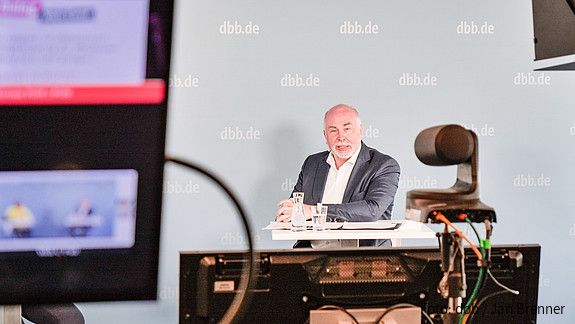 dbb dialog „Zu teuer, zu langsam, zu unkoordiniert: Wie kann die Digitalisierung der öffentlichen Verwaltung doch noch gelingen?“
