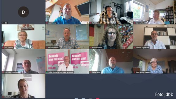 Ein Screenshot einer digitalen Konferenz. Auf der Bildschirmaufnahme sieht man verschiedene Menschen, die an der Konferenz teilnehmen. 