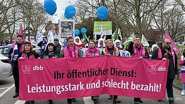1.000 Beschäftigte demonstrieren in Wiesbaden