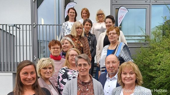 Landeshauptversammlung der dbb frauen Hessen in Frankfurt Eine Gruppe Menschen steht auf einer Treppe vor einem Haus und schaut in die Kamera.