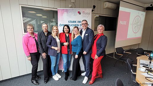 Die Geschäftsführung der dbb bundesfrauenvertretung steht mit dbb Vize Andreas hemsing vor einem Banner der dbb frauen