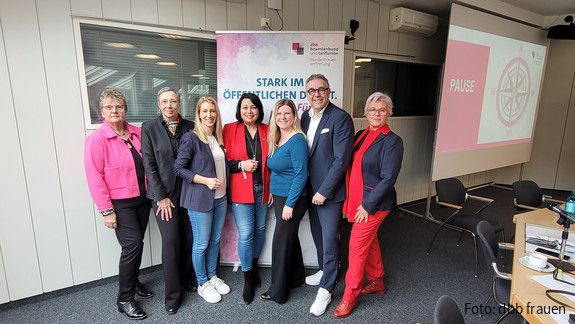 Die Geschäftsführung der dbb bundesfrauenvertretung steht mit dbb Vize Andreas hemsing vor einem Banner der dbb frauen