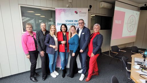 Die Geschäftsführung der dbb bundesfrauenvertretung steht mit dbb Vize Andreas hemsing vor einem Banner der dbb frauen