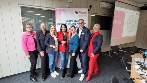 Die Geschäftsführung der dbb bundesfrauenvertretung steht mit dbb Vize Andreas hemsing vor einem Banner der dbb frauen