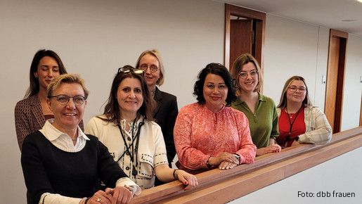 Eine Gruppe von Frauen steht an einem Geländer