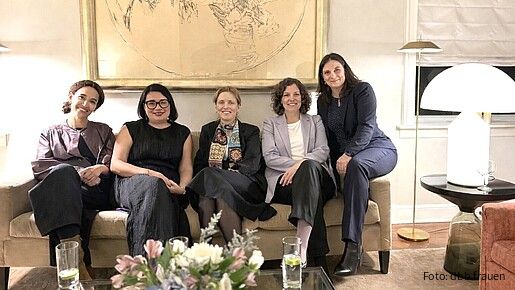 Gruppenfoto von fünf Frauen auf einem Sofa