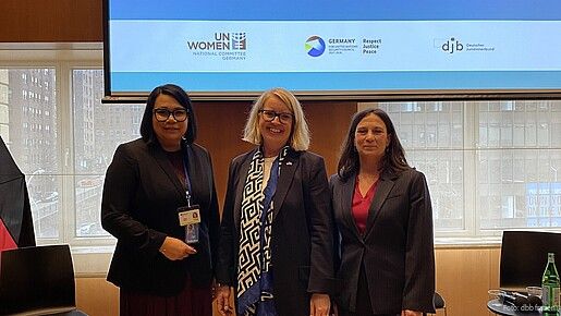 Gruppenfoto von drei Frauen auf einer Bühne