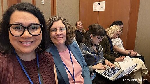 Gruppenfoto von drei Frauen in einem Seminarraum